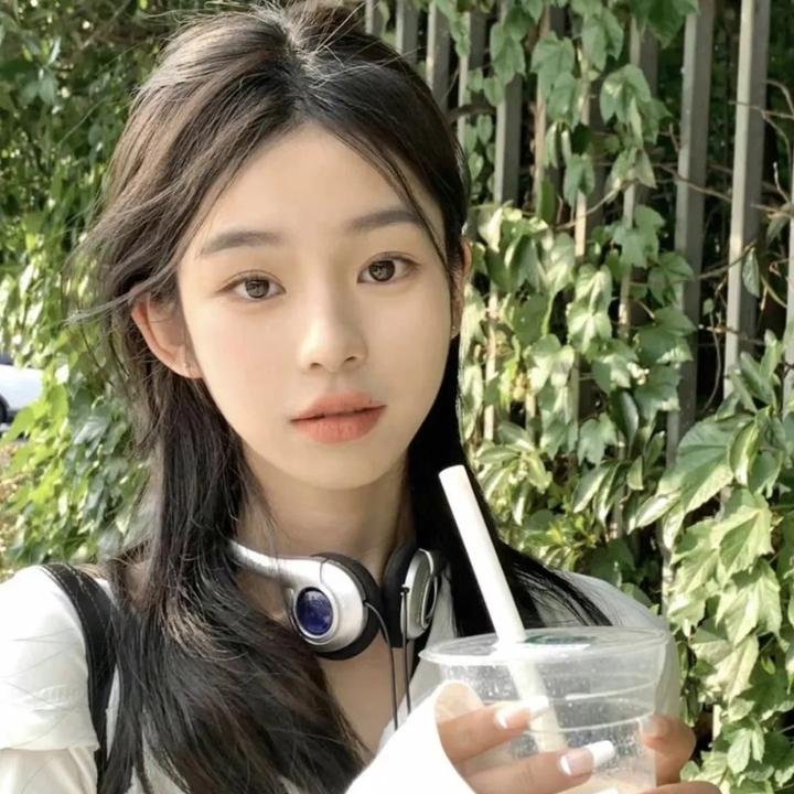 绿杨移作两家春